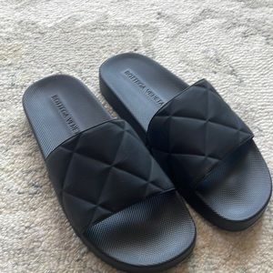 Bottega venetta black rubber pool slide size 40
